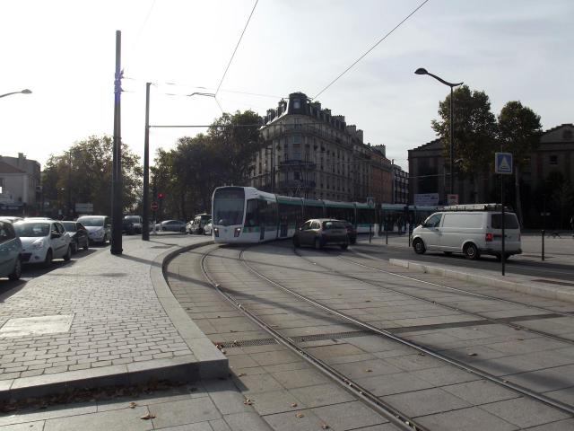 Tram 3b dicht bij de halte Porte de La Villette. De tram komt vanaf het kanaal af. Avenue Corentin Cariou.