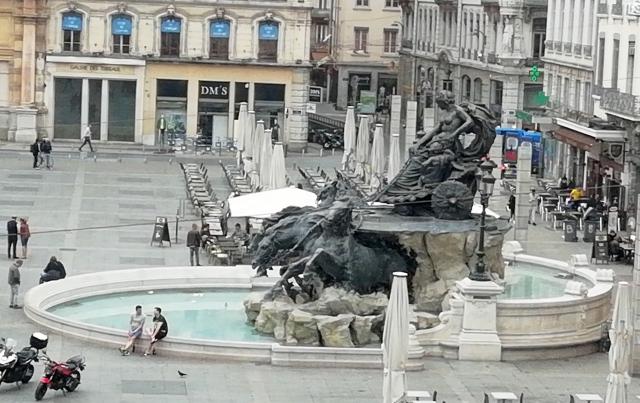Vue de la Fontaine Bartholdi place des Terreaux Photo prise d'une fenêtre de l’Hôtel de Ville au premier étage