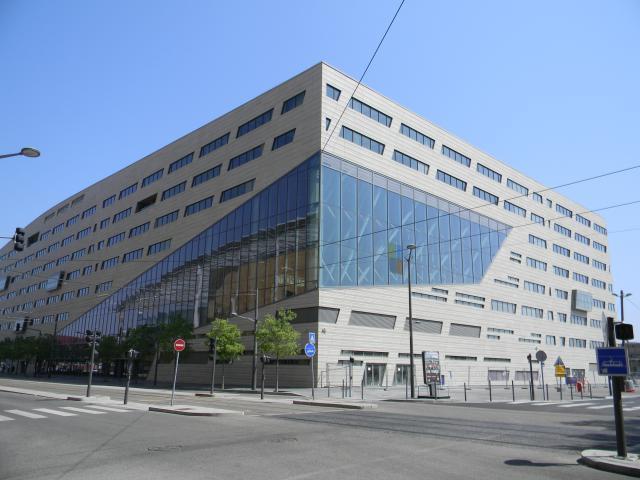 (en) The regional council building designed by Christian de Portzamparc, in the Confluence district of Lyon (fr) Le siège du Conseil…