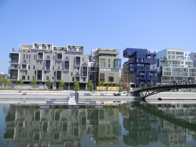 (en) Residential buildings in the Confluence district in Lyon (fr) Bâtiments résidentiels du quartier de la Confluence à Lyon