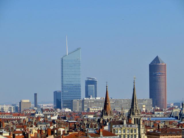 Vue sur le quartier de La Part-Dieu (Lyon), depuis le quartier Saint-Paul, sur le flanc est de la colline de Fourvière. Gratte-ciels (de…