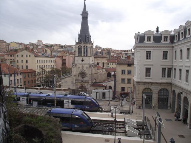 Station Lyon Saint-Paul van bovenaf gezien met X 73500 autorails