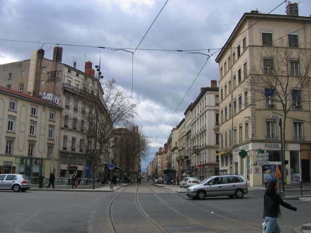 La place du pont, cœur de la Guillotière. L'immeuble à gauche est l'ancienne mairie de la commune de La Guillotière, absorbée par Lyon en…