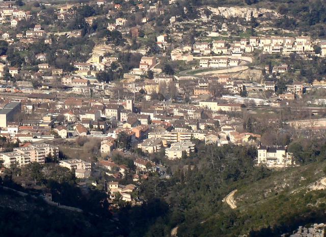 Vue d'ensemble du quartier de Saint-Marcel, à Marseille (11e arr.), depuis le rocher de la Vigie (massif de Saint-Cyr) (vue au téléobjectif=
