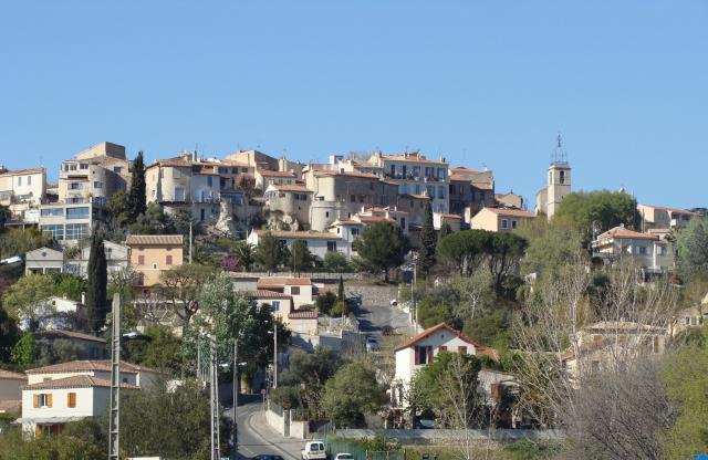Le village de Saint-Julien sur sa colline, vu depuis les Caillols.