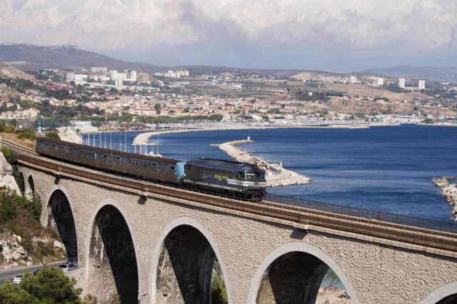 Une rame TER assurant la liaison Marseille - Miramas via Port-de-Bouc, tractée par la BB 567573, sur le viaduc de Corbières, entre…