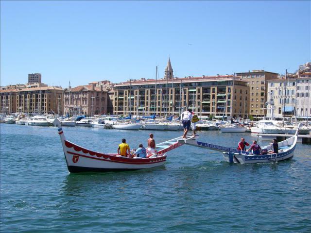 Joutes provençales dans le Vieux-Port de Marseille