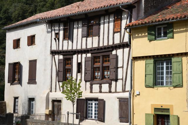 Maison à colombage du XVI siècle située sur la place centrale de Mas-Cabardès