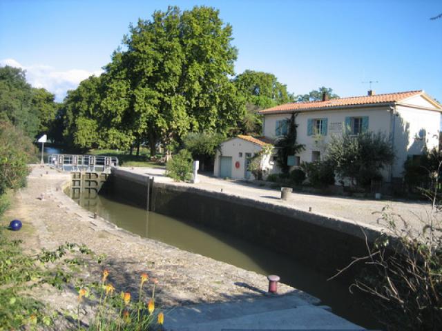 Oval lock on Canal Robin w