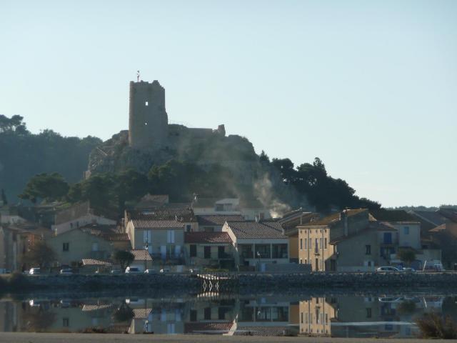 Vue du village de Gruissan, que surplombe la Tour Barberousse (France), fin décembre 2011.