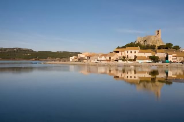 Gruissan. Vu du village depuis l'étang