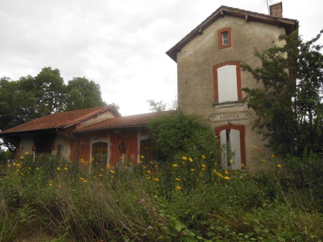 Ancien bâtiment de la gare de Soupex, Aude, France, devenu une habitation privée.