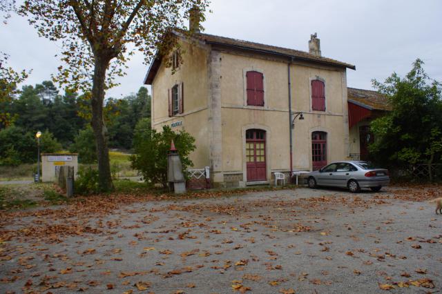 Gare de Verzeille : L'ancien bâtiment voyageurs et l'entrée de la halte.