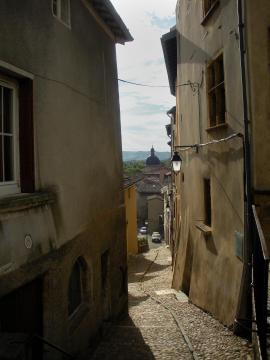 ruelles de Trévoux, rue Cassecou - pavage du côté droit en galets arrondis dit "en tête-de-chat"