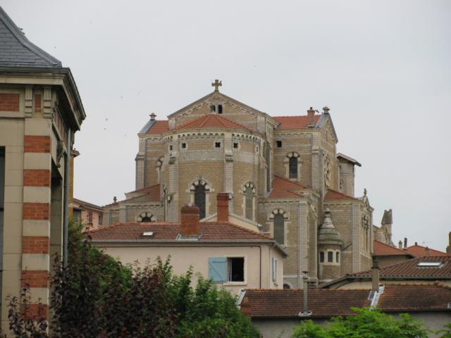 Trévoux, arrière de l'église de style néo-roman, construite de 1899 à 1904. Vue prise depuis l'office de tourisme