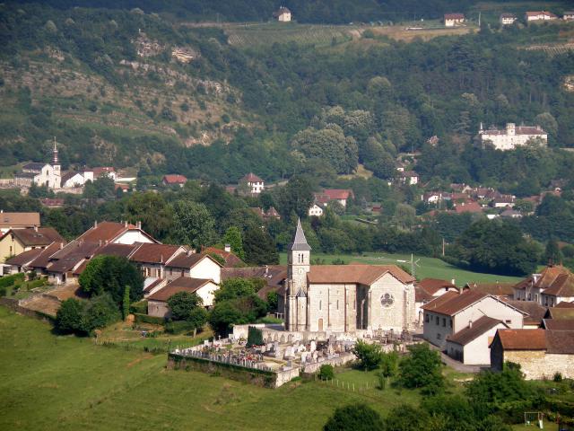 Massignieu-de-Rives, comm. du département de l’Ain (région Rhônes-Alpes, France). Vue générale du bourg-centre. Plus loin, le village de Lucey, avec son église Saint-Étienne (à gauche) et son château (à droite).