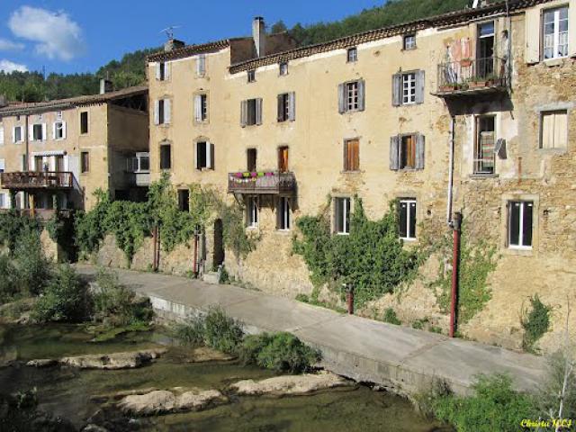 Vue sur la Sals bordée par les vieilles maisons