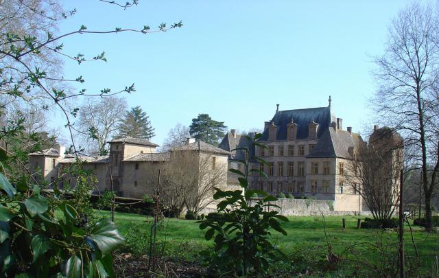 Château de Fléchères. Construit au XVIIe siècle il est situé sur la commune de Fareins dans le département de l'Ain, à 6 kilomètres au…