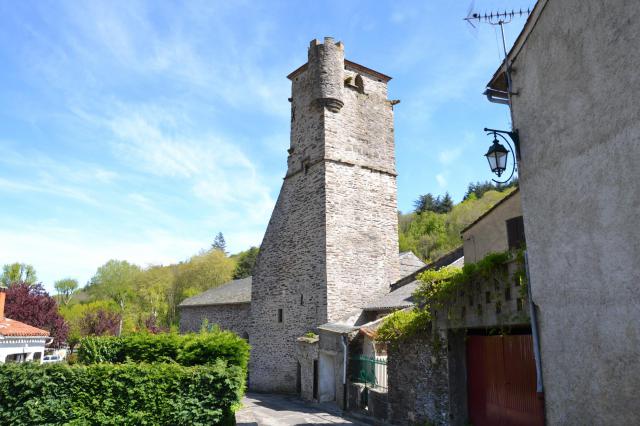 Le clocher et son échauguette de l'église Sainte-Cécile de Cuxac-Cabardès