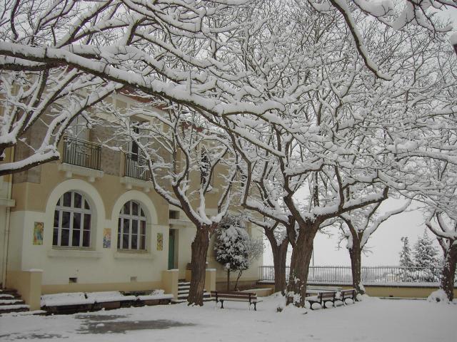 La cours de l'école d'Alairac (11290) sous la neige