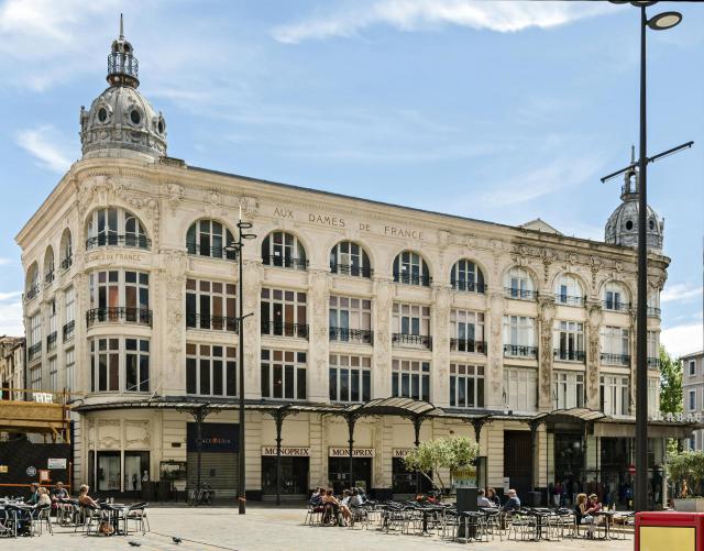 Français : Ancien magasin Aux Dames de France (1905-1907) à Narbonne, Place de la Mairie, Narbonne, France. La décoration sculpturale des…