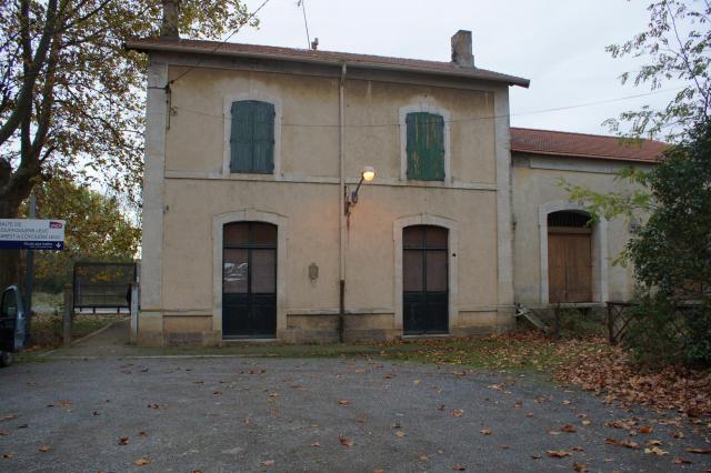 Gare de de Couffoulens - Leuc : l'ancien bâtiment voyageurs et l'entrée de la halte à gauche.