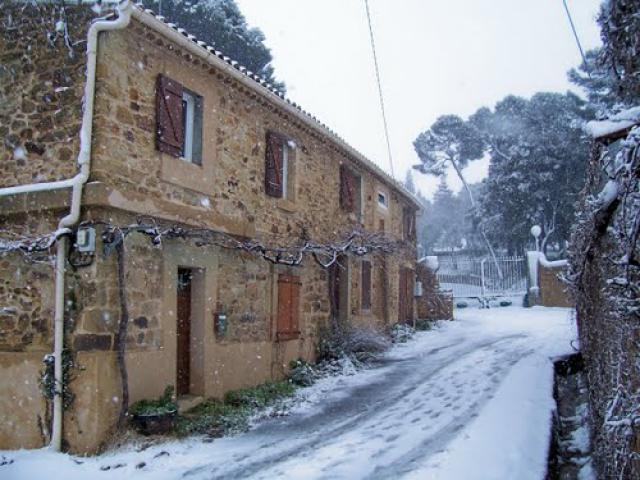 La neige rare à Boutenac, jolie maison
