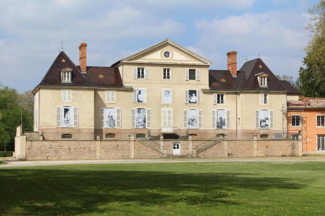 Château de Pont-de-Veyle situé dans le département de l'Ain en France. Les photographies présentes sur les fenêtres ont été affichées à…