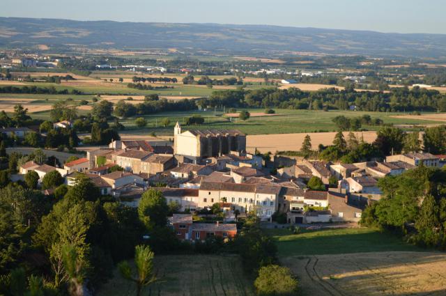 Village vue des collines en fin d'après midi.