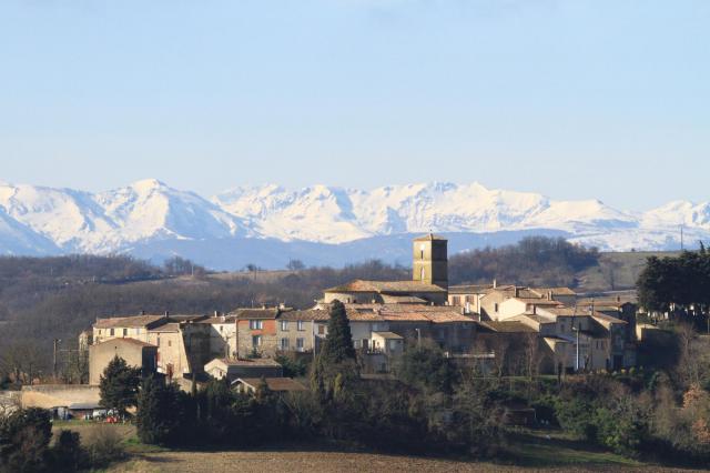 Vue du village avec les Pyrénées ariégeoises en arrière plan.