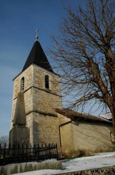 Église de Peyriat avec au premier plan, le monuments aux morts de la commune.