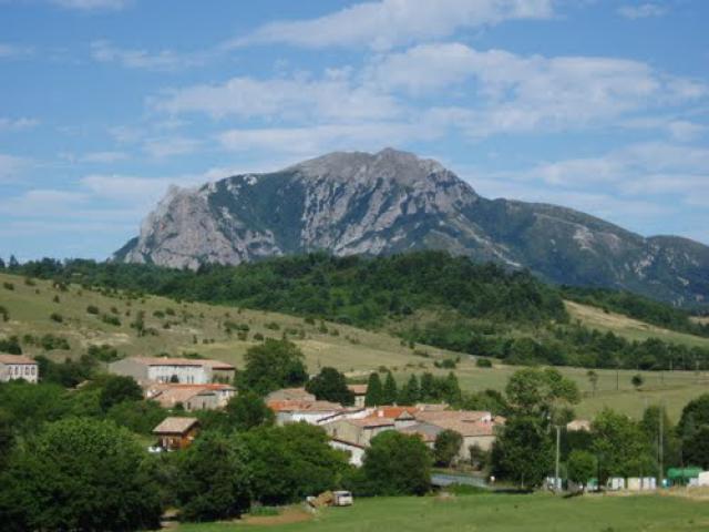 Le village de Saint Louis et Parahou avec le magnifique Pic de Bugarach en fond - Aude 11 - Languedoc-Roussillon - France