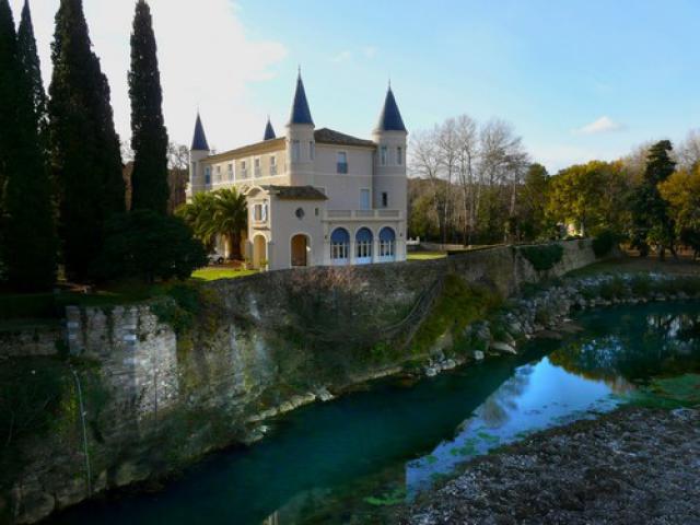 France, le Château de Cabezac sur la rivière Cesse