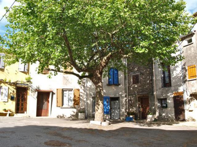 The tiny central bastide of Cambieure