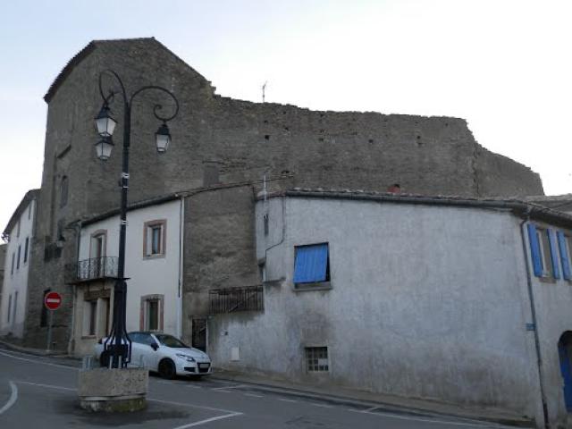 Château fort au centre du village
