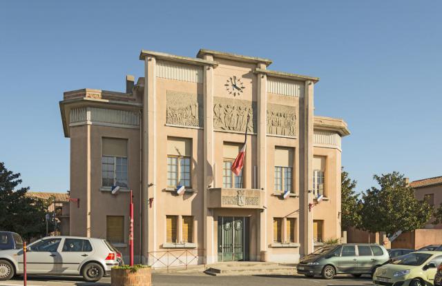 Français : Trèbes. Façade de la Mairie