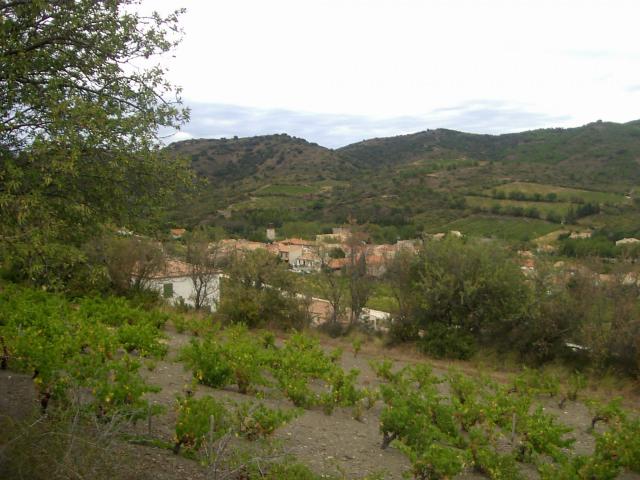 Vue depuis le sud sur Cascastel-des-Corbières