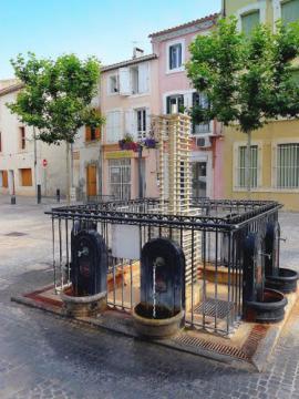 France, la Fontaine d'eau FERRUGINEUSE de 1865 à Coursan
