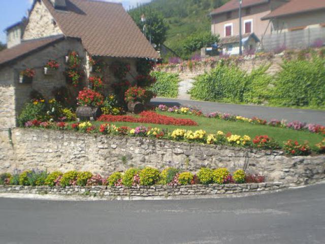 village en fleurs Montagnieu