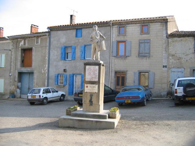 Statue de Pierre Bayle, sur la place