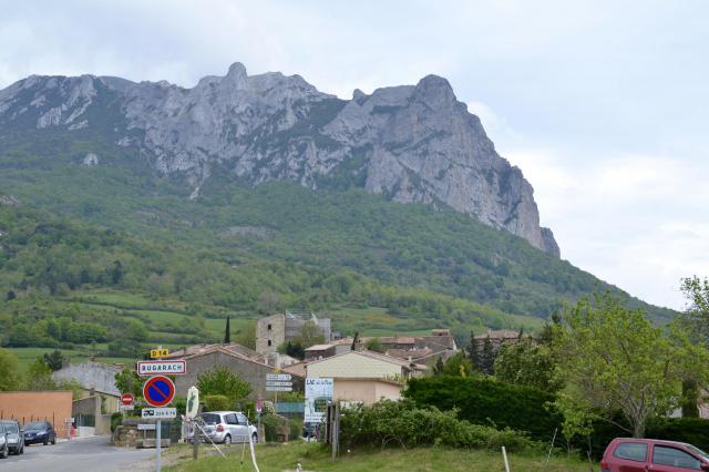 Entrée du village de Bugarach (Aude, France), devant le pech de Bugarach.