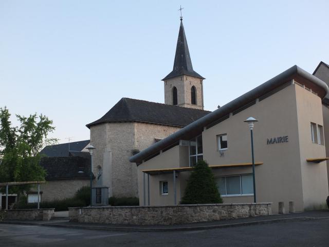 Mairie et église de Roussennac dans le département de l'Aveyron (12), France
