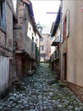 Villecomtal: La ruelle des Potiers.