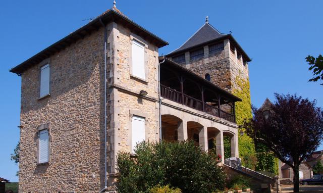 Montsalès (Occitanie, France). La mairie et la tour.