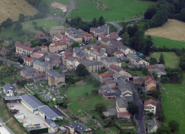 Vue aérienne du village de Montclar dans l'Aveyron (France)