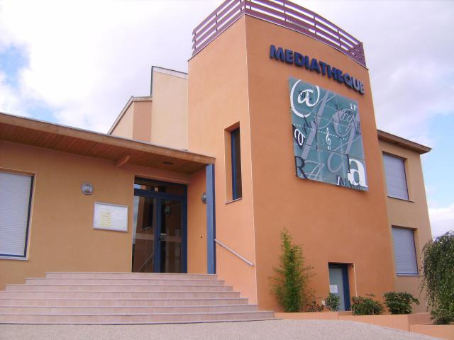 La photographie représente la médiathèque de la commune de Luc-la-Primaube.