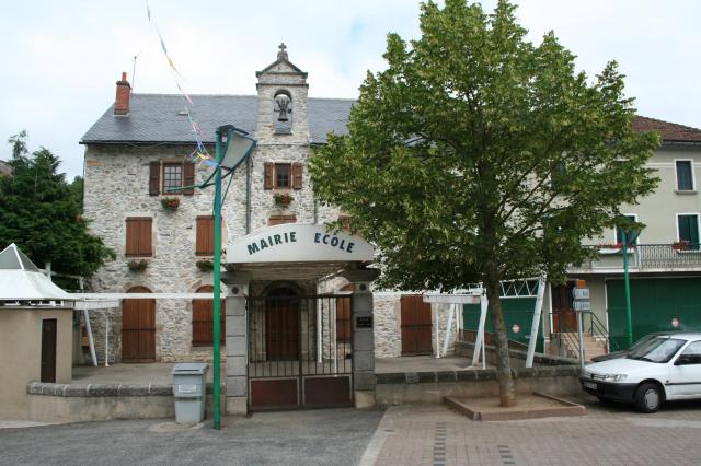 Brusque (Aveyron) - Mairie et école.