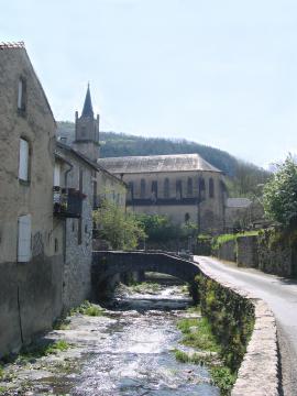 Brusque (Aveyron) - Pont sur le Sanctus. Église Saint-Martin.