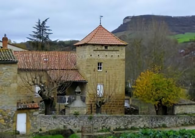 12 ST-ROME DE CERNON - au village.