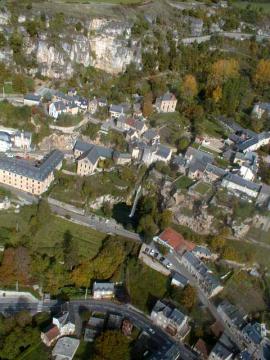Partie du village de Salles-la-Source vue du ciel (annotations disponibles sur Commons).